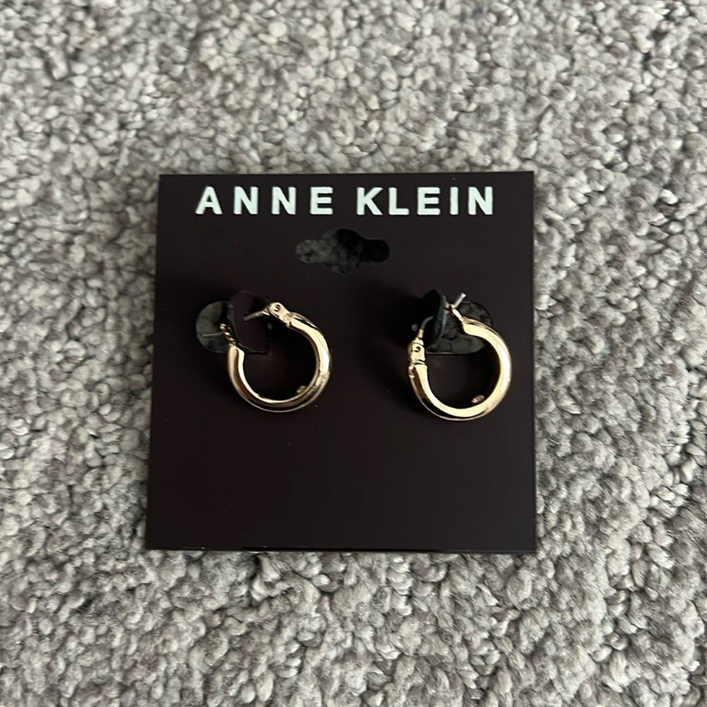 Anne Klein Gould Huggy Earrings 15$